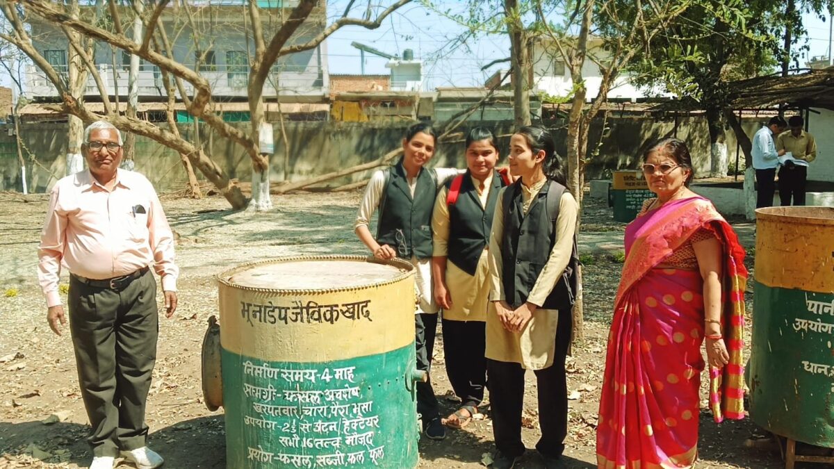 छात्राओं को भू नाडेप खाद एवं बी जामृत निर्माण का तकनीकी प्रशिक्षण दिया गया। 1 छात्राओं को भू नाडेप खाद एवं बी जामृत निर्माण का तकनीकी प्रशिक्षण दिया गया।