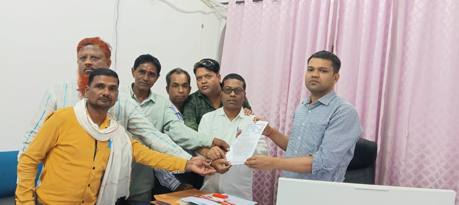 अंशकालीन कर्मचारियों को दैनिक वेतन भोगी कर्मचारी किए जाने हेतु संघ ने सौंपा ज्ञापन।