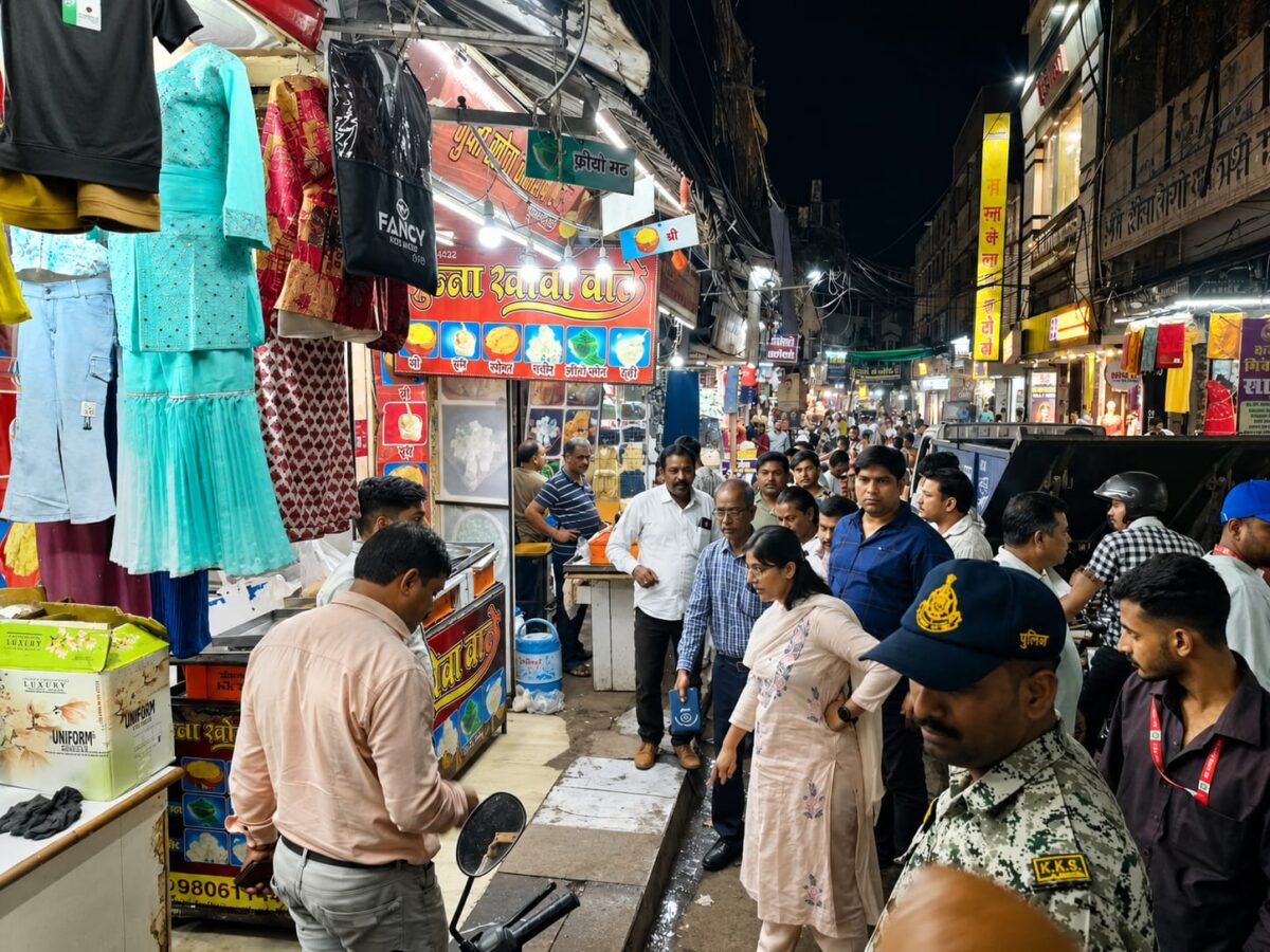 स्वच्छता और सुगम आवागमन को लेकर निगमायुक्त सुश्री परिहार ने बाजार क्षेत्र का किया पैदल निरीक्षण स्वच्छ बाजार, सुगम बाजार की अवधारणा को साकार करने निगम प्रशासन के प्रयास जारी
