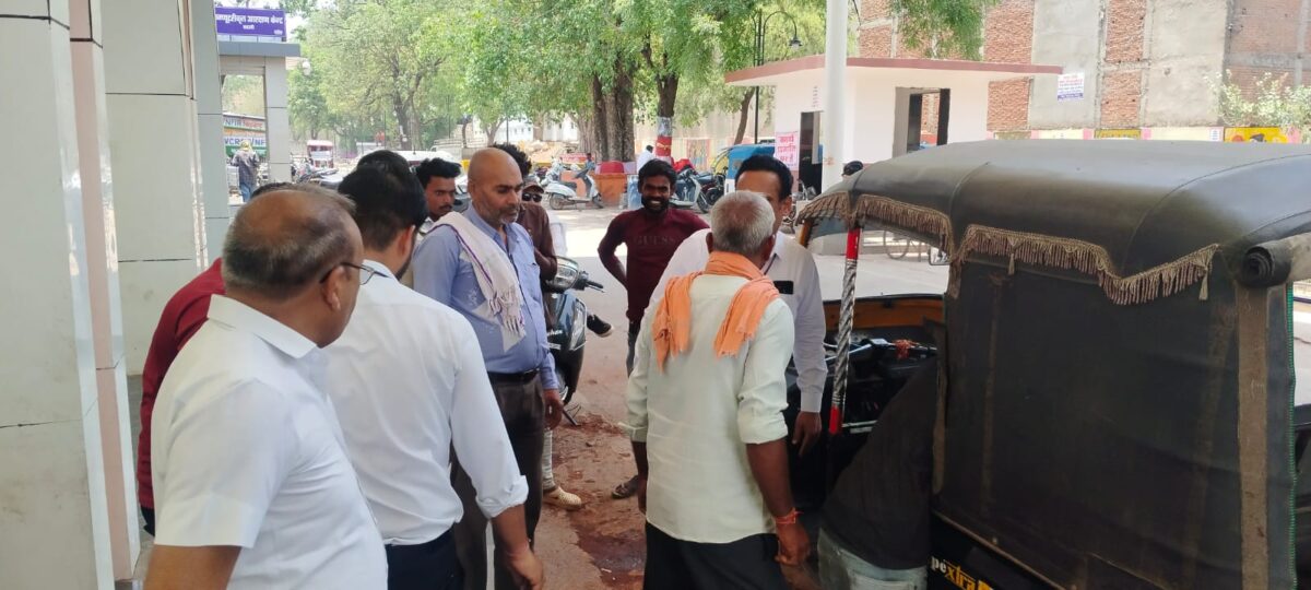 कटनी स्टेशन पर मानवता की मिसाल: घायल यात्री को डिप्टी एसएस ने खुद पहुंचाया अस्पताल 1 कटनी स्टेशन पर मानवता की मिसाल: घायल यात्री को डिप्टी एसएस ने खुद पहुंचाया अस्पताल