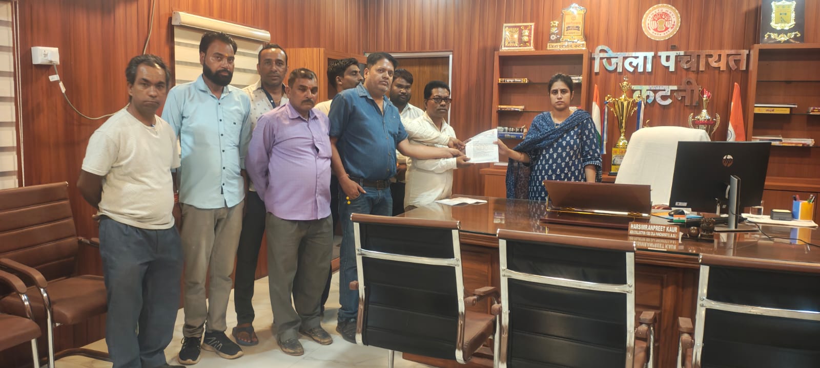 मप्र के कर्मचारियों को केंद्र के समान वेतन खाता पैकेज का लाभ दिए जाने हेतु लघु वेतन कर्मचारी संघ ने सौंपा ज्ञापन 