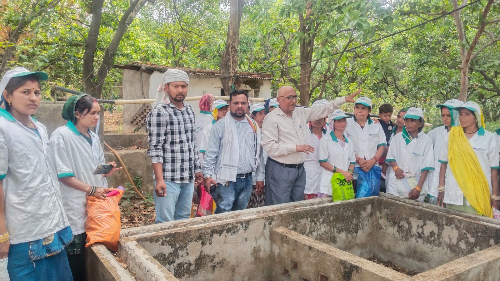 स्वसहायता समूह की महिलाओं को डेयरी एवं जैविक कृषि फार्म का अवलोकन कराया गया।