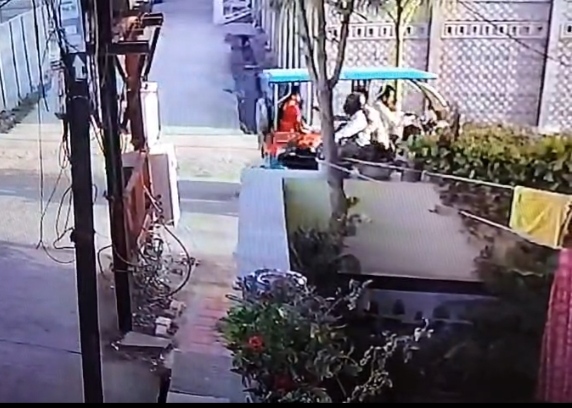 कटनी में बेखौफ बदमाश: डन कॉलोनी में ऑटो सवार महिला से सरेराह चेन स्नेचिंग, CCTV में कैद हुए संदिग्ध बाइक सवार