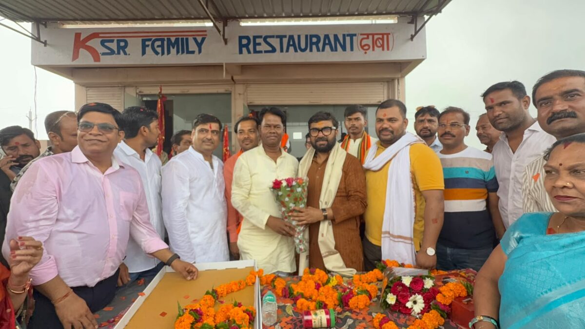 सांसद बंटी विवेक साहू आंधी-तूफान, तेज बारिश और तमाम कठिनाईयों के बीच भी 9 दिनों से लगातार कर रहे 14 दिवसीय धार्मिक पदयात्रा सांसद छिंदवाड़ा, सिवनी, जबलपुर की 274 किमी की धार्मिक पदयात्रा पूरी कर कटनी जिले में पहुंचे सिहोरा के विधायक सहित भाजपा के वरिष्ठ जनप्रतिनिधियों, समाजसेवियों और आमजनों ने किया सांसद का अभिनंदन और भव्य स्वागत सांसद अपने दृढ़ संकल्प के साथ मैहर तक 14 दिन में पूरी करेंगे 375 किमी की धार्मिक पदयात्रा कटनी होते हुए मैहर पहुंचेगी सांसद की 14 दिवसीय धार्मिक पदयात्रा 1 सांसद बंटी विवेक साहू आंधी-तूफान, तेज बारिश और तमाम कठिनाईयों के बीच भी 9 दिनों से लगातार कर रहे 14 दिवसीय धार्मिक पदयात्रा सांसद छिंदवाड़ा, सिवनी, जबलपुर की 274 किमी की धार्मिक पदयात्रा पूरी कर कटनी जिले में पहुंचे सिहोरा के विधायक सहित भाजपा के वरिष्ठ जनप्रतिनिधियों, समाजसेवियों और आमजनों ने किया सांसद का अभिनंदन और भव्य स्वागत सांसद अपने दृढ़ संकल्प के साथ मैहर तक 14 दिन में पूरी करेंगे 375 किमी की धार्मिक पदयात्रा कटनी होते हुए मैहर पहुंचेगी सांसद की 14 दिवसीय धार्मिक पदयात्रा