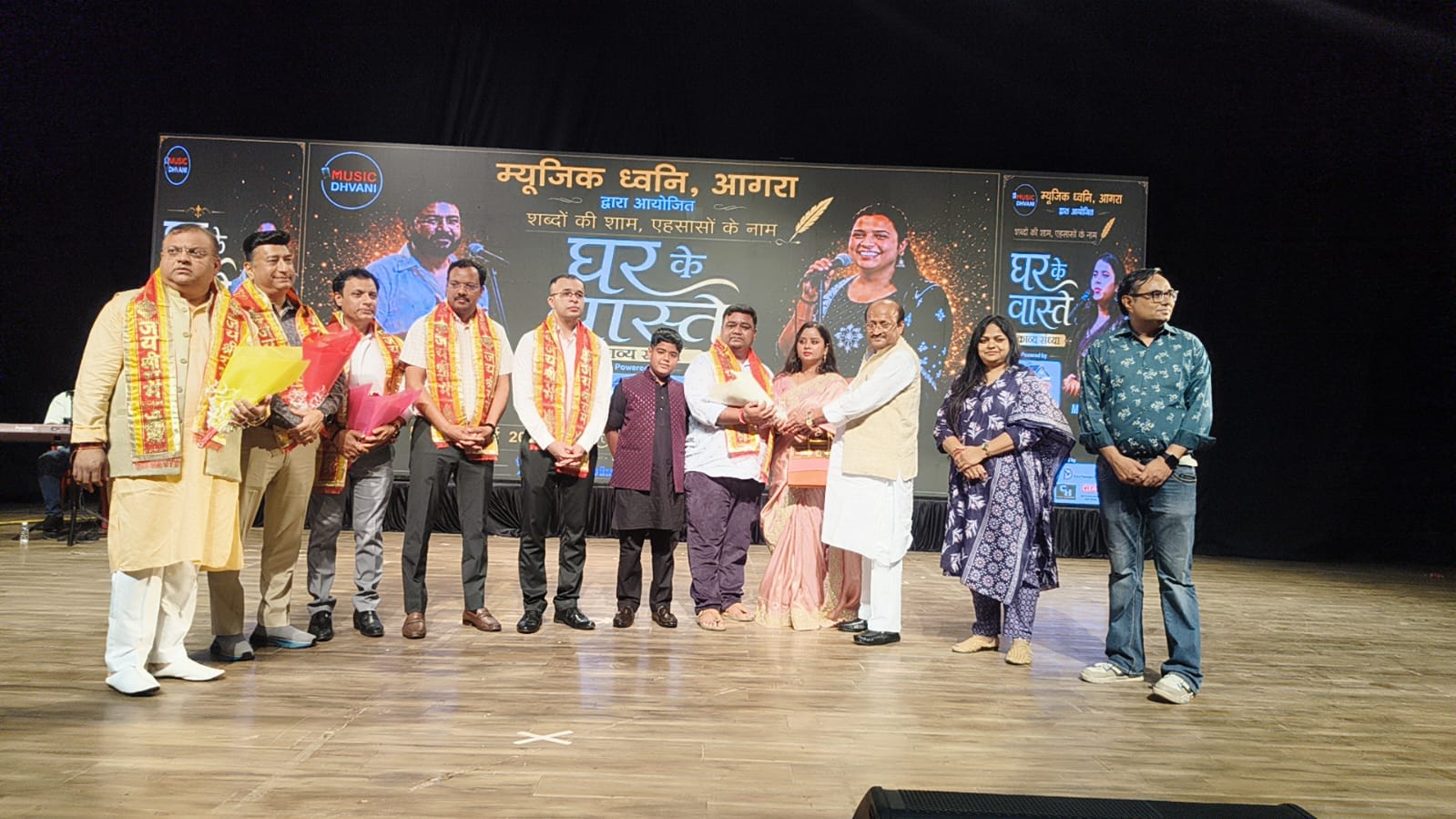 घर के वास्ते' में कविता की बही रसधार, स्वयं श्रीवास्तव व मानिका दुबे ने श्रोताओं को किया मंत्रमुग्ध सूरसदन में देर रात तक गूंजती रहीं तालियां, शहर सहित आसपास के जिलों से पहुंचे साहित्य प्रेमी