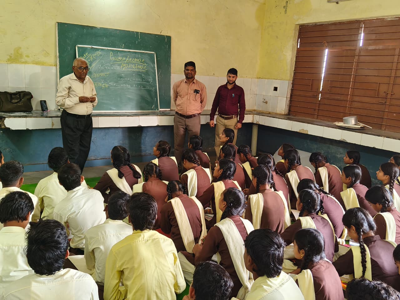 विद्यार्थियों को पोषक तत्व एवं मिट्टी परीक्षण का प्रशिक्षण दिया गया। 