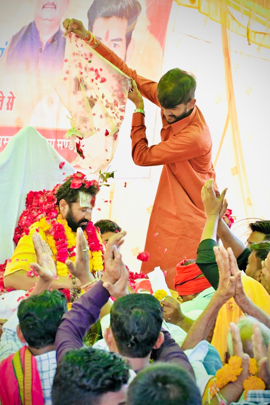 कृष्ण कृपा धाम में धूमधाम से मना गुरु पूर्णिमा पर्व, हजारों श्रद्धालुओं ने लिया आशीर्वाद