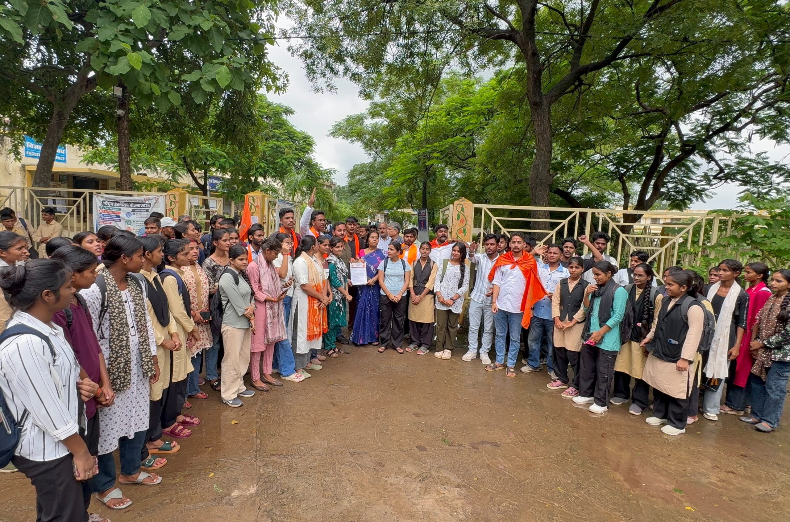 छात्र समस्याओं को लेकर अभाविप ने किया ज्ञापन प्रदर्शन
