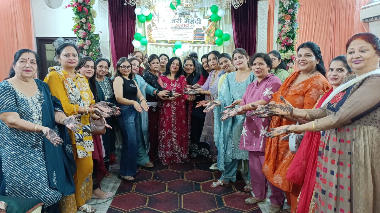 जय झूलेलाल सेवा संगठन लेडीज विंग ने धूमधाम से मनाया तीजड़ी उत्सव; सिंधु भवन में लगी मेंहदी, नृत्य व गीतों से सजी शाम 11 जय झूलेलाल सेवा संगठन लेडीज विंग ने धूमधाम से मनाया तीजड़ी उत्सव; सिंधु भवन में लगी मेंहदी, नृत्य व गीतों से सजी शाम