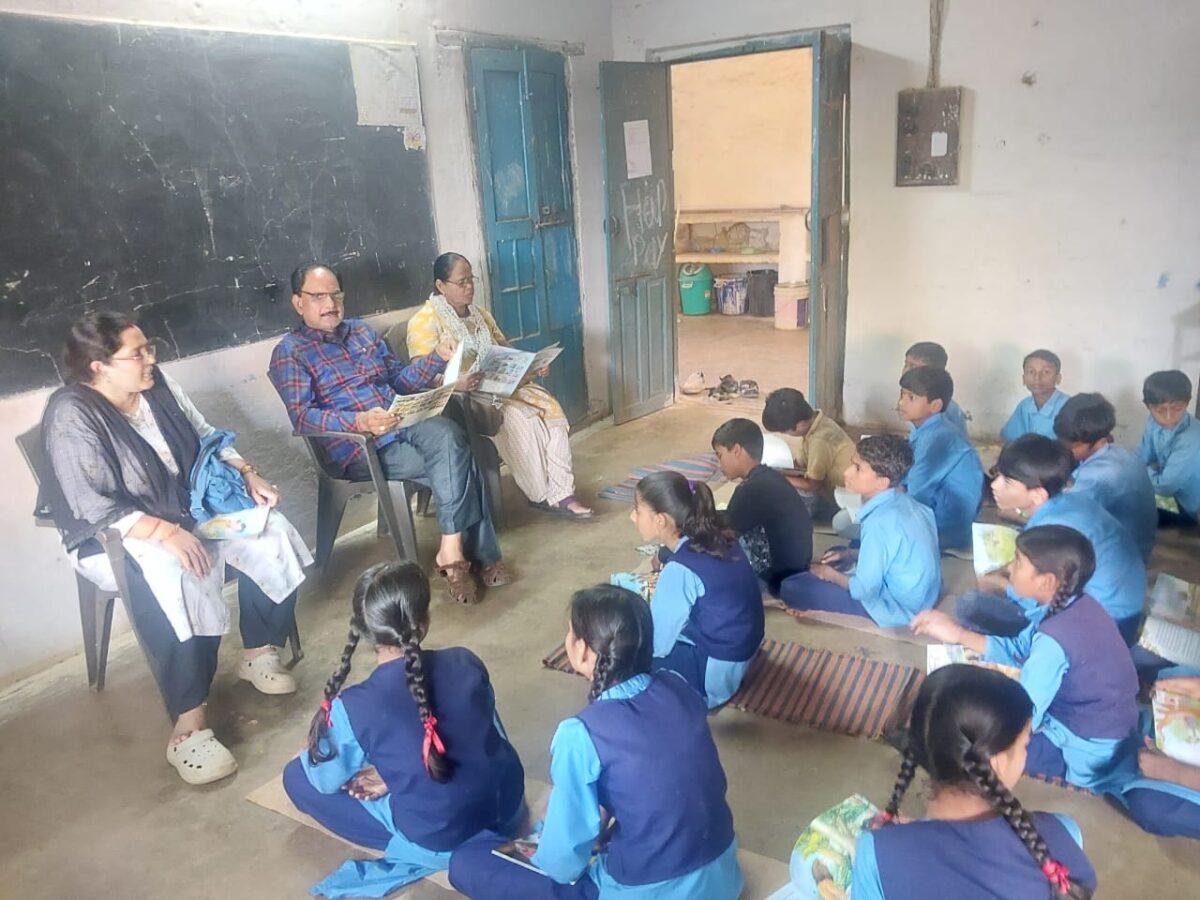 एक ऐसा नि:शक्त शिक्षक जो सेवा निवृत्त के बाद भी विद्यार्थियों से अदभुत लगाव रखता है 1 एक ऐसा नि:शक्त शिक्षक जो सेवा निवृत्त के बाद भी विद्यार्थियों से अदभुत लगाव रखता है