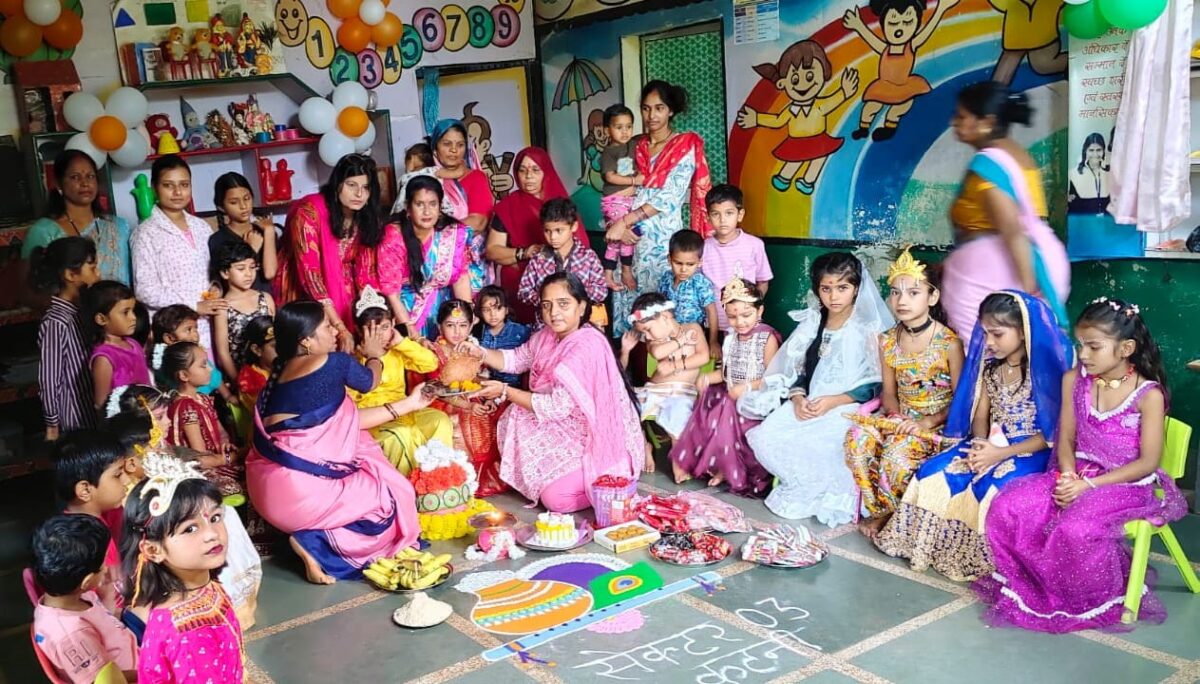 आंगनबाड़ी केंद्र के नन्हे मुन्ने नटखट कृष्ण राधा रानी के आशीर्वाद से समाजसेवी व अधिवक्ता रेखा अंजू तिवारी उत्कृष्ट कार्यो हेतु सम्मानित हुई
