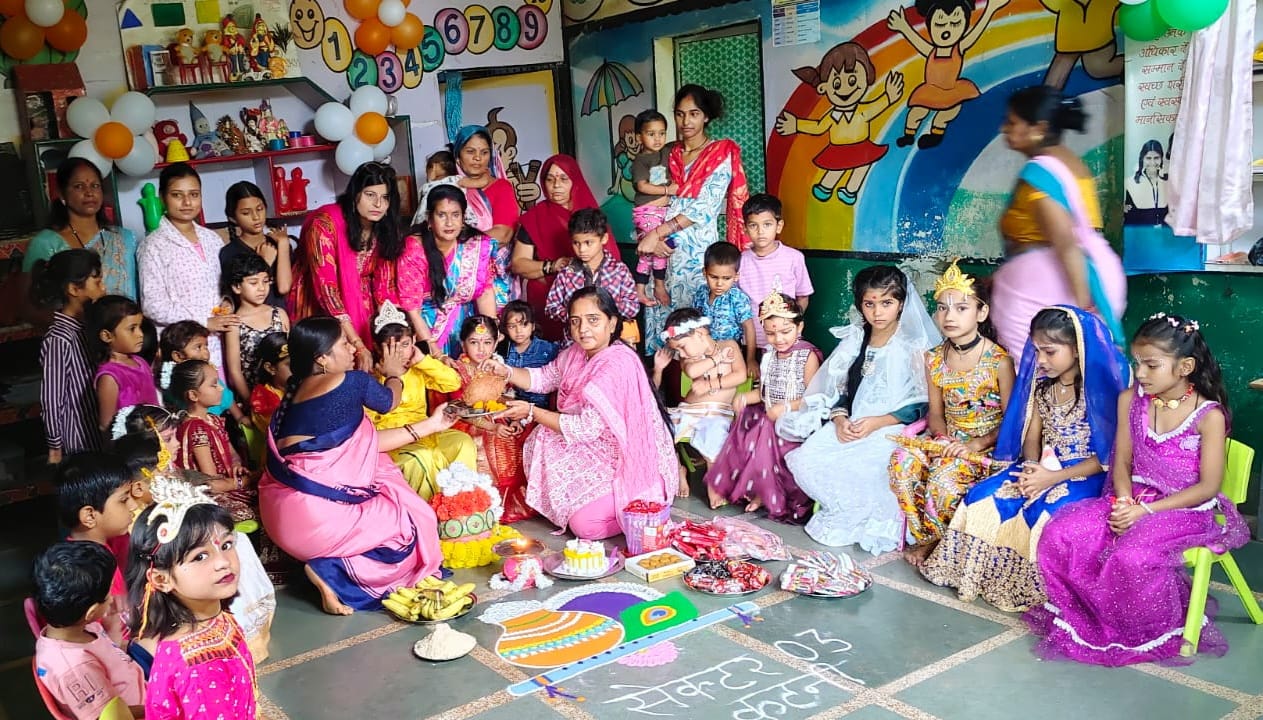 आंगनबाड़ी केंद्र के नन्हे मुन्ने नटखट कृष्ण राधा रानी के आशीर्वाद से समाजसेवी व अधिवक्ता रेखा अंजू तिवारी उत्कृष्ट कार्यो हेतु सम्मानित हुई 6 आंगनबाड़ी केंद्र के नन्हे मुन्ने नटखट कृष्ण राधा रानी के आशीर्वाद से समाजसेवी व अधिवक्ता रेखा अंजू तिवारी उत्कृष्ट कार्यो हेतु सम्मानित हुई
