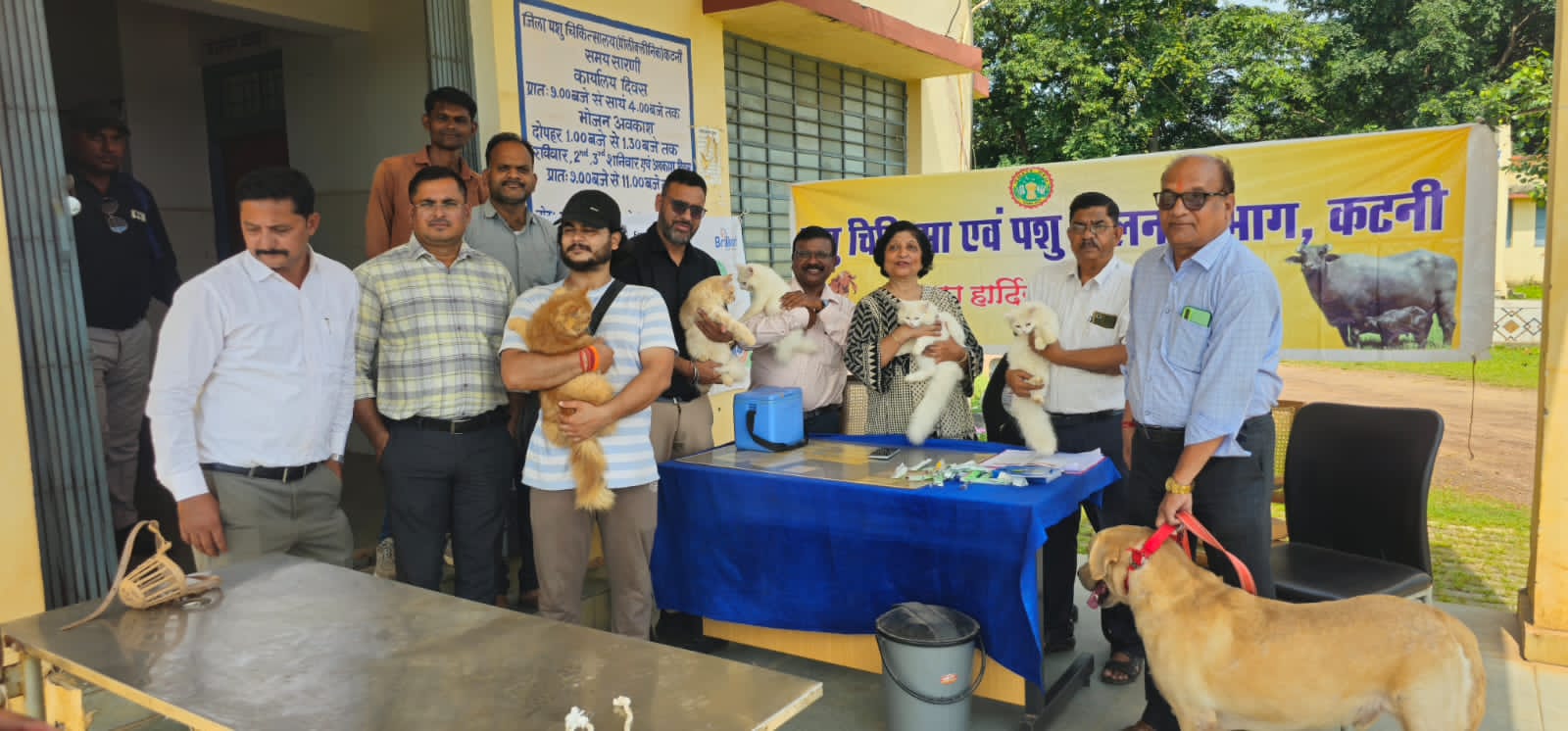 जिला पशु चिकित्सालय कटनी में विश्व रेबीज दिवस पर 42 स्वान एवं बिल्लियों का टीकाकरण