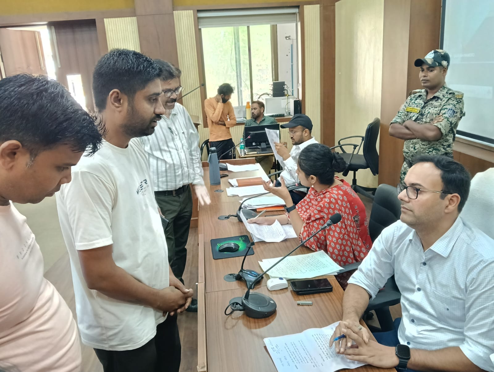 कलेक्टर श्री तिवारी जनसुनवाई में सुन रहे लोगों की समस्याएं,अधिकारियों को दे रहे निराकरण के निर्देश