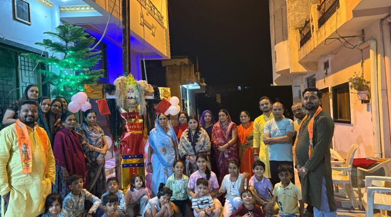 संत नगर में शंभू होलिका उत्सव समिति ने किया रावण दहन, बच्चों ने निभाई अहम भूमिका