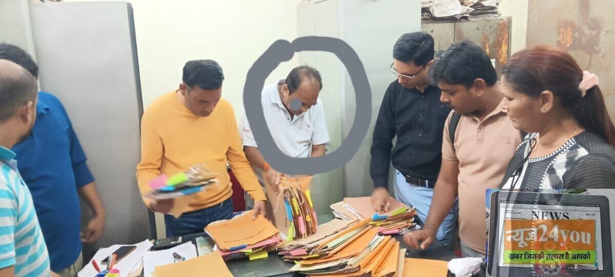 ट्रांसपोर्ट नगर में एनओसी के बदले मांगी रिश्वत, 20 हजार लेते नगर निगम का लिपिक रंगे हाथ गिरफ्तार,बैंक लोन के लिए एनओसी जारी करने के एवज में मांगे थे 25 हजार रुपये, लोकायुक्त जबलपुर की टीम ने की कार्रवाई 1 ट्रांसपोर्ट नगर में एनओसी के बदले मांगी रिश्वत, 20 हजार लेते नगर निगम का लिपिक रंगे हाथ गिरफ्तार,बैंक लोन के लिए एनओसी जारी करने के एवज में मांगे थे 25 हजार रुपये, लोकायुक्त जबलपुर की टीम ने की कार्रवाई