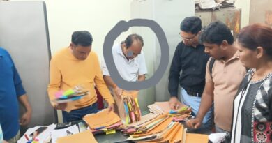 ट्रांसपोर्ट नगर में एनओसी के बदले मांगी रिश्वत, 20 हजार लेते नगर निगम का लिपिक रंगे हाथ गिरफ्तार,बैंक लोन के लिए एनओसी जारी करने के एवज में मांगे थे 25 हजार रुपये, लोकायुक्त जबलपुर की टीम ने की कार्रवाई