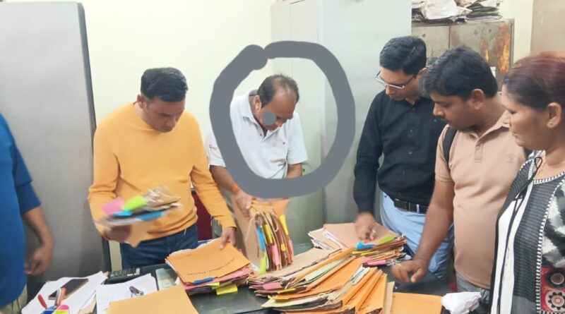 ट्रांसपोर्ट नगर में एनओसी के बदले मांगी रिश्वत, 20 हजार लेते नगर निगम का लिपिक रंगे हाथ गिरफ्तार,बैंक लोन के लिए एनओसी जारी करने के एवज में मांगे थे 25 हजार रुपये, लोकायुक्त जबलपुर की टीम ने की कार्रवाई