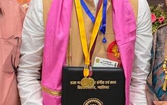 कटनी के लाल युवराज सिंह ने शास्त्रीय संगीत में लहराया परचम; ग्वालियर विश्वविद्यालय की मेरिट में पाया प्रथम स्थान, राज्यपाल मंगुभाई पटेल ने 'गोल्ड मेडल' से नवाजा