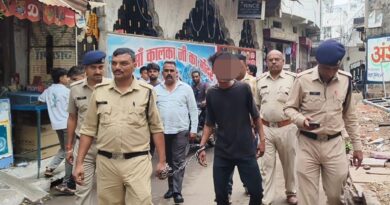 डेयरी संचालक पर जानलेवा हमला करने वाला आरोपी 24 घंटे में गिरफ्तार लूटी गई सोने की चेन, चैननुमा पंच और चाकू बरामद,कोतवाली पुलिस ने घटनास्थल पर निकाला जुलूस