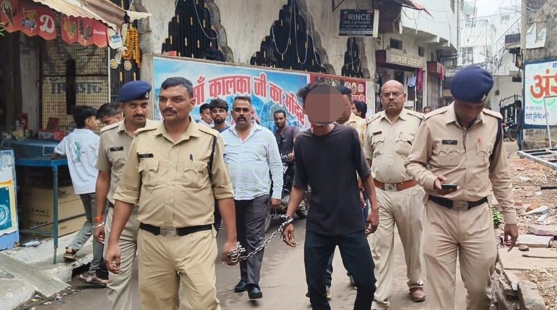 डेयरी संचालक पर जानलेवा हमला करने वाला आरोपी 24 घंटे में गिरफ्तार लूटी गई सोने की चेन, चैननुमा पंच और चाकू बरामद,कोतवाली पुलिस ने घटनास्थल पर निकाला जुलूस