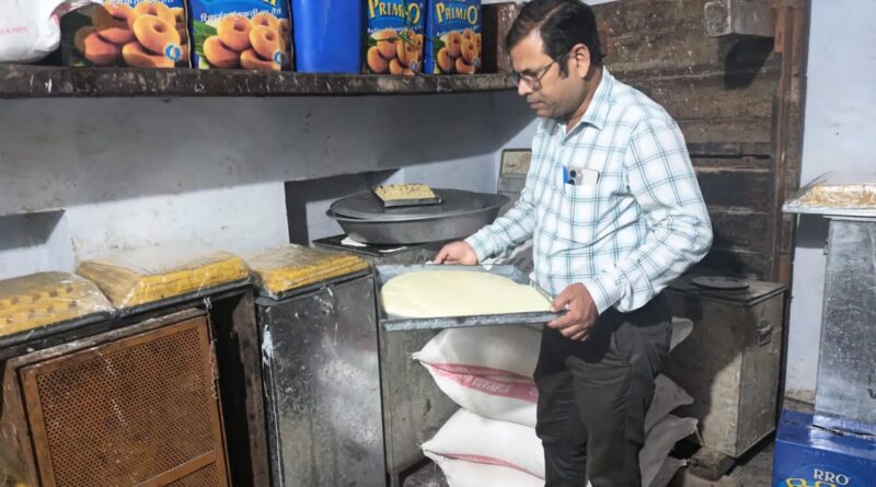 चार मिठाई दुकानों से खाद्य पदार्थों के नमूने लिए गए,खोया बर्फी,पेड़ा,काजू पान कतली,मिल्क केक और नमकीन सेव की होगी जांच