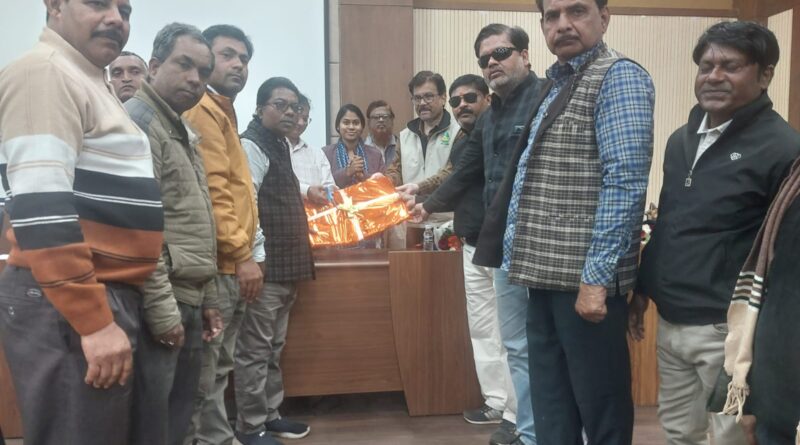 चतुर्थ क्रमोन्नत वेतनमान क़े लाभ से वंचित शिक्षक अब आर पार की लड़ाई क़े मूड में  डी. ई.ओ.कार्यालय में कार्यरत कर्मचारियों की कार्य प्रणाली पर सवाल उठना लाजमी 